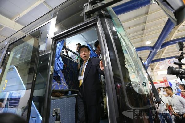 苗圩登上宇通展車(chē)參觀1.jpg