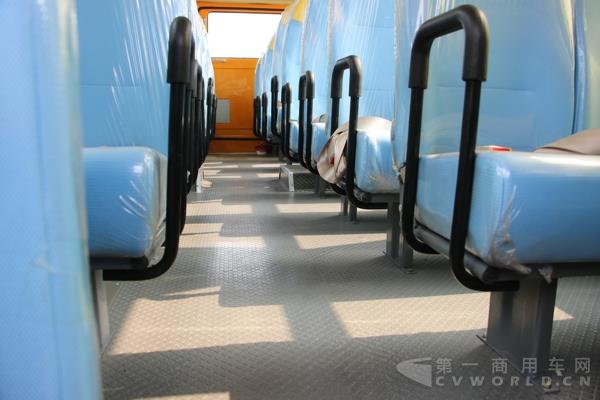 中通校車的座椅、扶手及平整的車內(nèi)空間.jpg