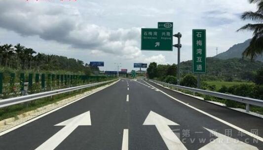 G98環(huán)島高速公路石梅灣至三亞段改建工程（左幅），繼今年8月10日開通林旺互通立交至三亞迎賓互通立交后，9月6日下午，石梅灣互通立交至陵水孟果坡互通立交開放交通；9月7日，三亞藤橋互通立交至林旺互通立交也將開放交通，據(jù)介紹，這兩個路段交通的陸續(xù)開放，將大大緩解交通壓力。.jpg