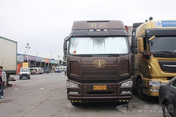 停在新發(fā)地市場內的車.JPG