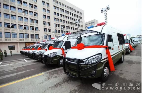 南京依維柯武警湖北省總隊(duì)防暴巡邏車(chē)圓滿(mǎn)交付！.jpg