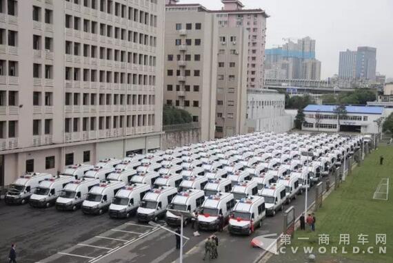 南京依維柯武警湖北省總隊(duì)防暴巡邏車(chē)圓滿(mǎn)交付！3.jpg