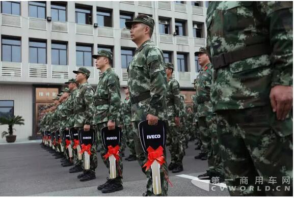 南京依維柯武警湖北省總隊(duì)防暴巡邏車(chē)圓滿(mǎn)交付！4.jpg