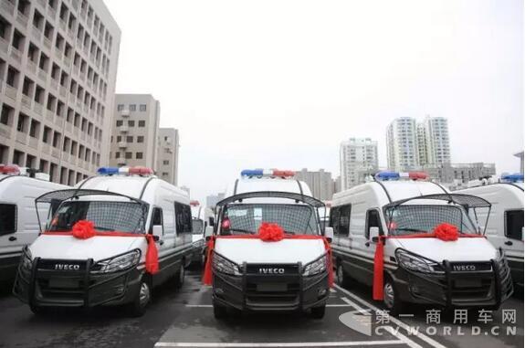 南京依維柯武警湖北省總隊(duì)防暴巡邏車(chē)圓滿(mǎn)交付！5.jpg