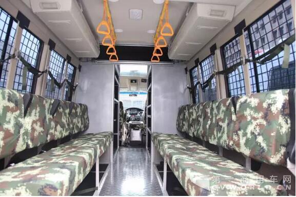 南京依維柯武警湖北省總隊(duì)防暴巡邏車(chē)圓滿(mǎn)交付！7.jpg