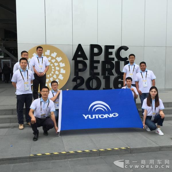 宇通工作人員在APEC會(huì)場保障用車工作.jpg