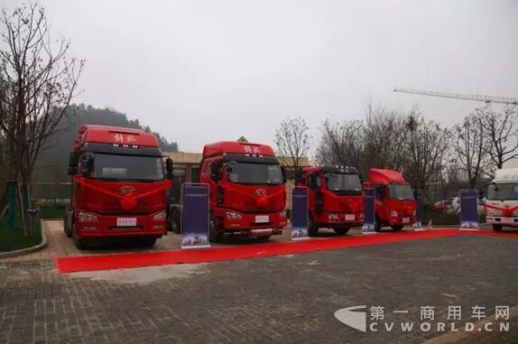 配有液力緩速器的領(lǐng)航版與6X2平頭危險(xiǎn)品車、4X2平頭載貨車.jpg