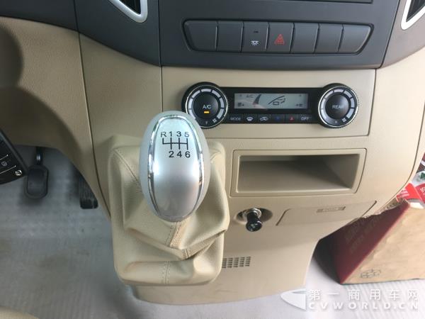 二代江淮星銳6系長(zhǎng)軸車型，17座，搭載江淮2.7CTl 國(guó)五柴油發(fā)動(dòng)機(jī)12.jpg