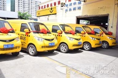 海南科運(yùn)向韻達(dá)快遞交付首批純電動(dòng)物流車.jpg