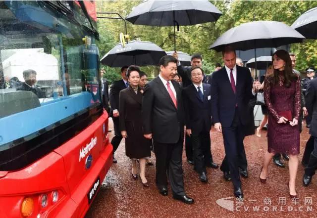 　　2015 年 10 月， 習(xí)近平主席和威廉王子等檢閱比亞迪純電動(dòng)雙層大巴.jpg