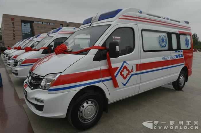 青海捐贈V80救護(hù)車隊(duì).jpg