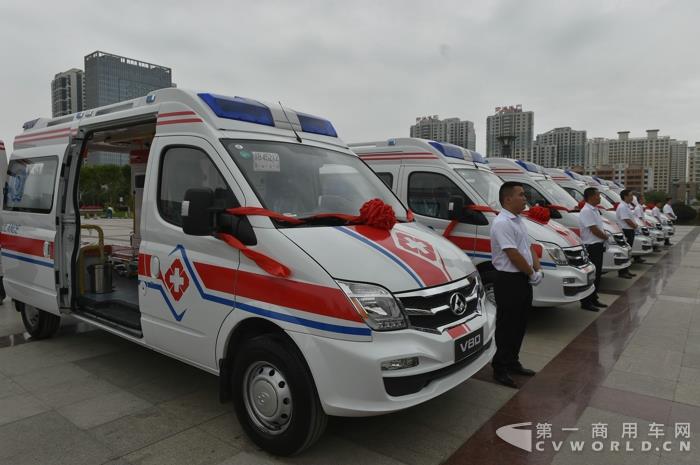 青海捐贈V80救護(hù)車隊(duì)1.jpg