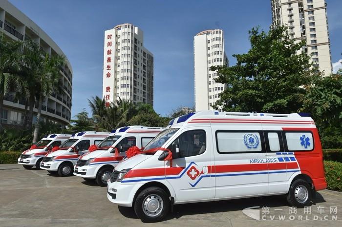 捐贈現(xiàn)場車隊(duì)1.jpg