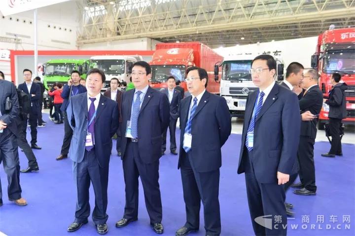 東風(fēng)零部件集團(tuán)整體亮相2017中國國際商用車展1.jpg