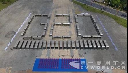 143輛宇通客車服務(wù)全國兩會，已接受北京市委領(lǐng)導(dǎo)檢閱2.jpg