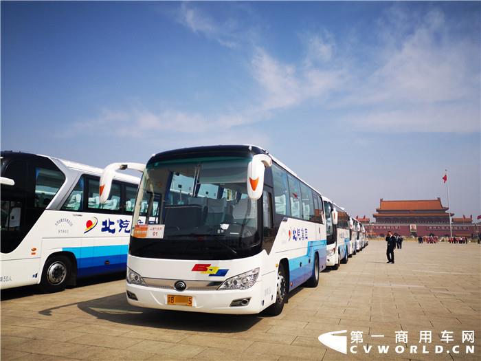 5月21日—22日，全國兩會在北京開幕。常態(tài)化疫情防控背景下，作為承載代表委員出行的交通工具，兩會服務用車也成為會議焦點之一。其中，作為中國自主品牌代表，宇通客車今年連續(xù)第16年服務全國兩會，238輛宇通客車在客車整體服務用車中占比達66.7%，再度彰顯領先實力。