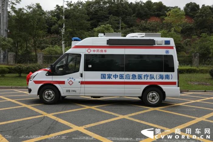 中車“醫(yī)療天團(tuán)”批量交付海南中醫(yī)院4.jpg