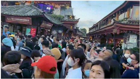 旅游大巴供不應(yīng)求，云南成暑期游“頂流”.jpg