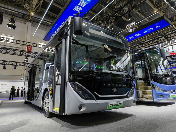【第一商用車網(wǎng) 原創(chuàng)】5月17日，為期三日的2023北京國際道路運輸車輛展正式拉開帷幕。本次展會以“智能低碳，推動道路運輸產(chǎn)業(yè)綠色發(fā)展”為主題，深度聚焦了當前商用車行業(yè)熱點和未來發(fā)展，集中展示了我國道路運輸裝備制造及其零部件產(chǎn)業(yè)在新能源、智能化、數(shù)字化、輕量化等領域的先進技術產(chǎn)品和前沿科技成果。