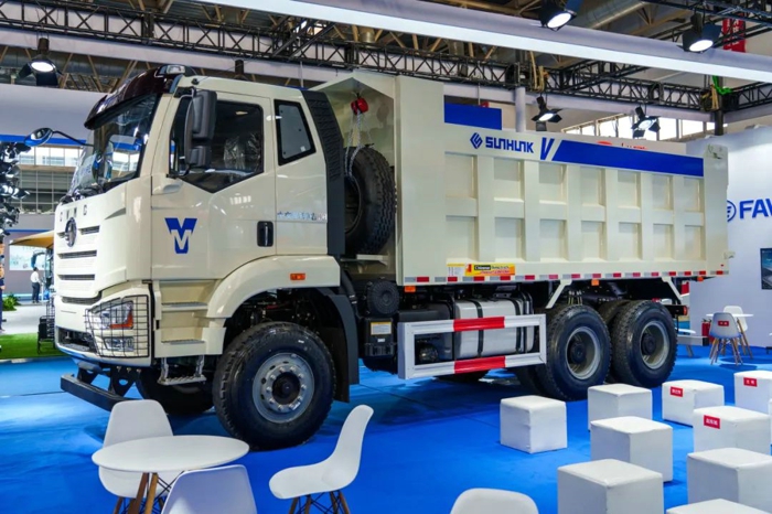 一汽解放與中交車輛聯(lián)名品牌新品亮相北京商用車展2.jpg