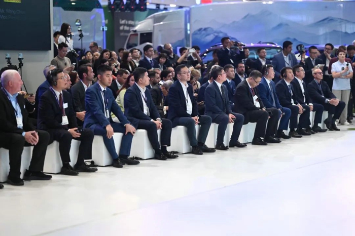 9月17日，全球規(guī)模最大、最具影響力的商用車博覽會——2024德國漢諾威國際商用車展（IAA）正式開幕。山東重工旗下濰柴集團、中國重汽、陜重汽、法士特、漢德車橋、中通客車、亞星客車等權屬公司攜全鏈最新綠色智能產(chǎn)品重磅亮相展會。山東重工集團黨委副書記、總經(jīng)理王志堅帶隊巡展，并參加新品發(fā)布會