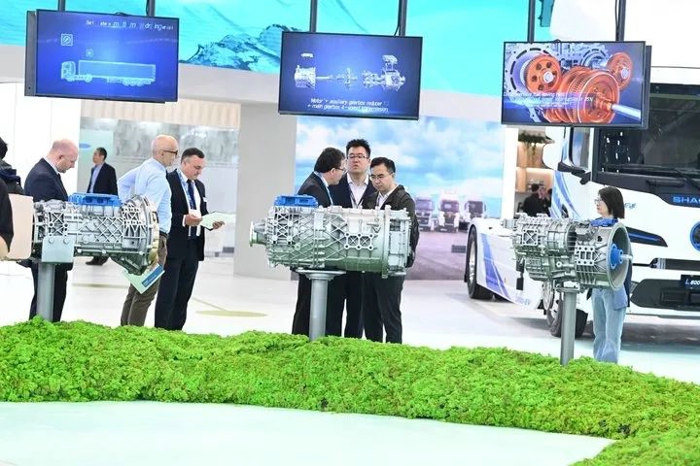 9月17日，全球規(guī)模最大、最具影響力的商用車博覽會——2024德國漢諾威國際商用車展（IAA）正式開幕。山東重工旗下濰柴集團、中國重汽、陜重汽、法士特、漢德車橋、中通客車、亞星客車等權屬公司攜全鏈最新綠色智能產(chǎn)品重磅亮相展會。山東重工集團黨委副書記、總經(jīng)理王志堅帶隊巡展，并參加新品發(fā)布會