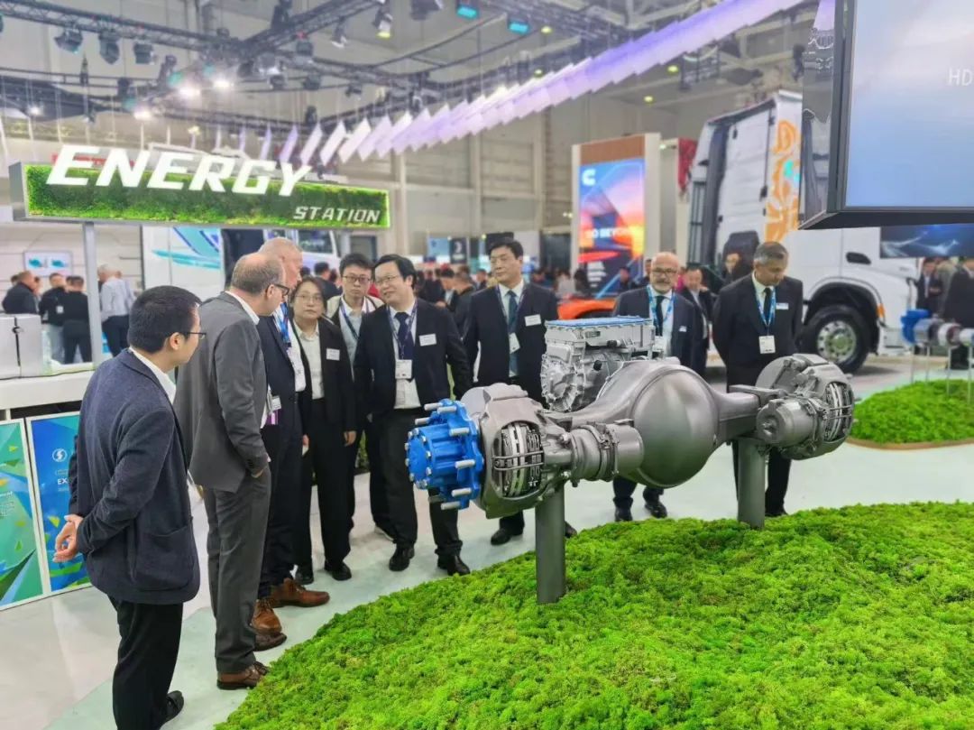 9月17日，全球規(guī)模最大、最具影響力的商用車博覽會——2024德國漢諾威國際商用車展（IAA）正式開幕。山東重工旗下濰柴集團、中國重汽、陜重汽、法士特、漢德車橋、中通客車、亞星客車等權屬公司攜全鏈最新綠色智能產(chǎn)品重磅亮相展會。山東重工集團黨委副書記、總經(jīng)理王志堅帶隊巡展，并參加新品發(fā)布會