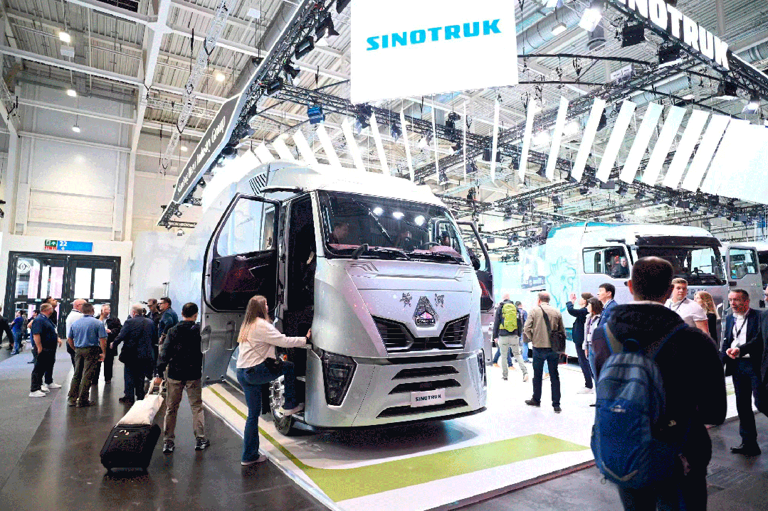 9月17日，全球規(guī)模最大、最具影響力的商用車博覽會——2024德國漢諾威國際商用車展（IAA）正式開幕。山東重工旗下濰柴集團、中國重汽、陜重汽、法士特、漢德車橋、中通客車、亞星客車等權屬公司攜全鏈最新綠色智能產(chǎn)品重磅亮相展會。山東重工集團黨委副書記、總經(jīng)理王志堅帶隊巡展，并參加新品發(fā)布會