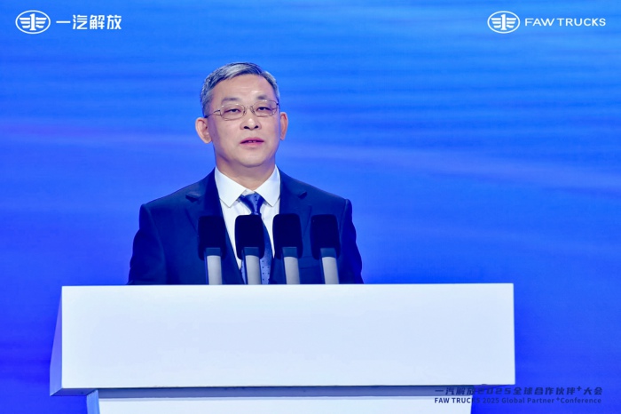 【第一商用車網(wǎng) 原創(chuàng)】2024年12月12日，一汽解放在青島舉行2025全球合作伙伴+大會(huì)，交出了2024年的“成績(jī)單”：整車銷售逆勢(shì)增長(zhǎng)7.4%，國(guó)內(nèi)中重卡份額穩(wěn)居第一，出口銷量攀至6萬輛新高度，新能源產(chǎn)品連續(xù)兩年翻倍增長(zhǎng)，9個(gè)細(xì)分市場(chǎng)行業(yè)第一……會(huì)上，一汽解放又提出了新一年的目標(biāo)：2025年整車銷量目標(biāo)33萬輛，同比提升27%，其中海外8萬輛、新能源4.6萬輛。