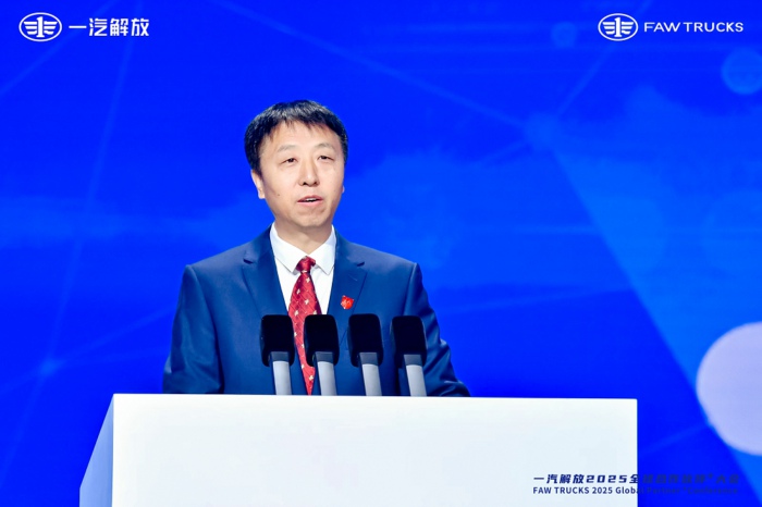 【第一商用車網(wǎng) 原創(chuàng)】2024年12月12日，一汽解放在青島舉行2025全球合作伙伴+大會(huì)，交出了2024年的“成績(jī)單”：整車銷售逆勢(shì)增長(zhǎng)7.4%，國(guó)內(nèi)中重卡份額穩(wěn)居第一，出口銷量攀至6萬輛新高度，新能源產(chǎn)品連續(xù)兩年翻倍增長(zhǎng)，9個(gè)細(xì)分市場(chǎng)行業(yè)第一……會(huì)上，一汽解放又提出了新一年的目標(biāo)：2025年整車銷量目標(biāo)33萬輛，同比提升27%，其中海外8萬輛、新能源4.6萬輛。
