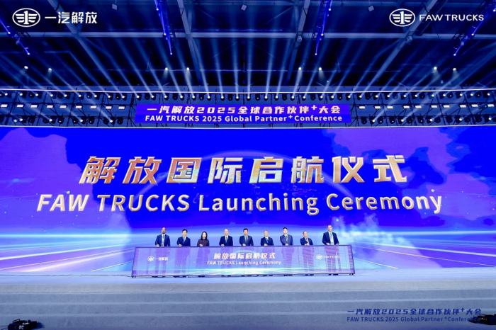 【第一商用車網(wǎng) 原創(chuàng)】2024年12月12日，一汽解放在青島舉行2025全球合作伙伴+大會(huì)，交出了2024年的“成績(jī)單”：整車銷售逆勢(shì)增長(zhǎng)7.4%，國(guó)內(nèi)中重卡份額穩(wěn)居第一，出口銷量攀至6萬輛新高度，新能源產(chǎn)品連續(xù)兩年翻倍增長(zhǎng)，9個(gè)細(xì)分市場(chǎng)行業(yè)第一……會(huì)上，一汽解放又提出了新一年的目標(biāo)：2025年整車銷量目標(biāo)33萬輛，同比提升27%，其中海外8萬輛、新能源4.6萬輛。
