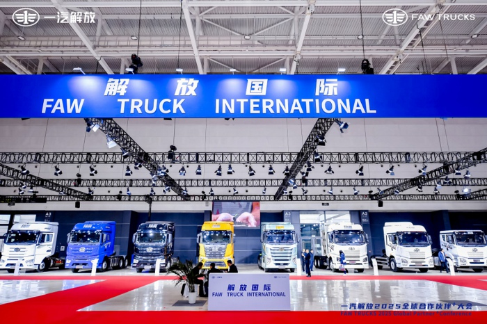 【第一商用車網(wǎng) 原創(chuàng)】2024年12月12日，一汽解放在青島舉行2025全球合作伙伴+大會(huì)，交出了2024年的“成績(jī)單”：整車銷售逆勢(shì)增長(zhǎng)7.4%，國(guó)內(nèi)中重卡份額穩(wěn)居第一，出口銷量攀至6萬輛新高度，新能源產(chǎn)品連續(xù)兩年翻倍增長(zhǎng)，9個(gè)細(xì)分市場(chǎng)行業(yè)第一……會(huì)上，一汽解放又提出了新一年的目標(biāo)：2025年整車銷量目標(biāo)33萬輛，同比提升27%，其中海外8萬輛、新能源4.6萬輛。