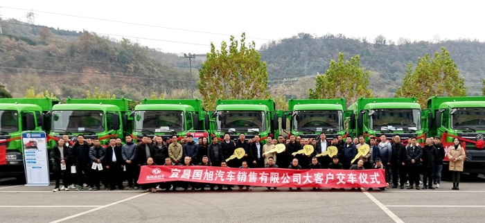 開(kāi)啟合作新篇章 30輛天錦新款工程車(chē)交付宜昌大客戶.jpg