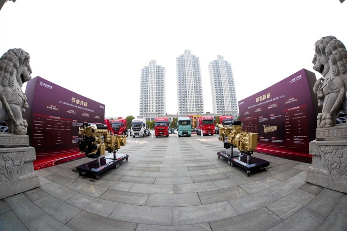 【第一商用車網(wǎng) 原創(chuàng)】3月1日，東風(fēng)商用車旗下龍擎動力重磅發(fā)布了3.0高效智慧動力鏈，令人矚目的是，該動力鏈最高熱效率達(dá)到中汽研權(quán)威認(rèn)證的51.08%，行業(yè)領(lǐng)先?；顒蝇F(xiàn)場，搭載龍擎3.0動力鏈的東風(fēng)天龍KX新嶸耀同步發(fā)布，標(biāo)志著東風(fēng)商用車開啟全場景時代的新篇章。