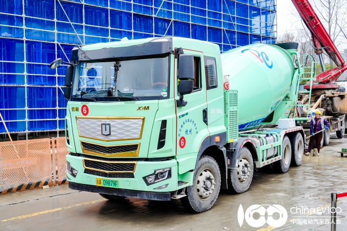 遠(yuǎn)程醇?xì)潆妱?dòng)攪拌車(chē).JPG