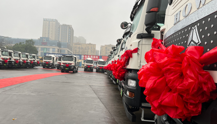 中國重汽首批30臺豪沃新能源攪拌車成功交付！2.png