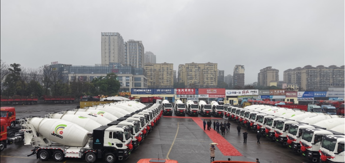 中國重汽首批30臺豪沃新能源攪拌車成功交付！3.png