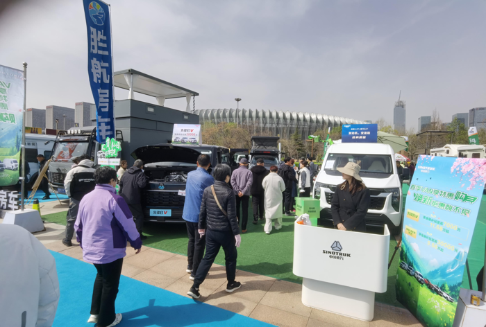 中國重汽輕型汽車強勢登陸三大房車展，演繹移動生活新風尚3.png