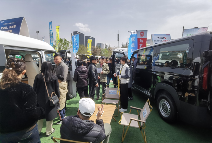 中國重汽輕型汽車強勢登陸三大房車展，演繹移動生活新風尚8.png