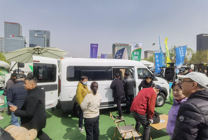 中國重汽輕型汽車強勢登陸三大房車展，演繹移動生活新風尚9.png