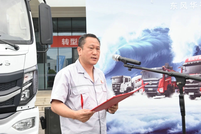 東風(fēng)華神首批環(huán)衛(wèi)車出口美洲2.jpg