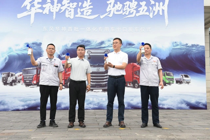 東風(fēng)華神首批環(huán)衛(wèi)車出口美洲3.jpg