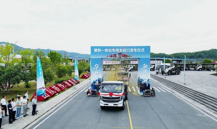 東風(fēng)華神首批環(huán)衛(wèi)車出口美洲4.jpg