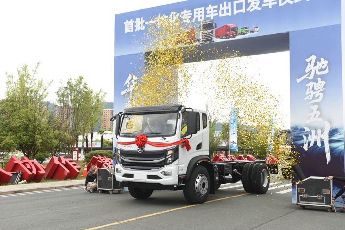 東風(fēng)華神首批環(huán)衛(wèi)車出口美洲5.jpg