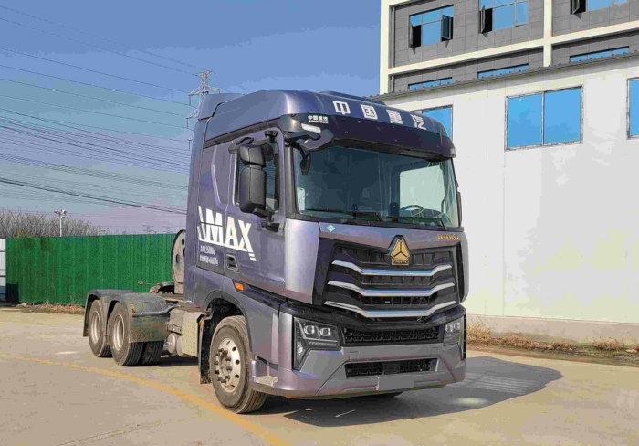 重汽豪沃MAX LNG牽引車，搭載銷量第一的濰柴13L燃?xì)獍l(fā)動(dòng)機(jī)，480馬力.jpg