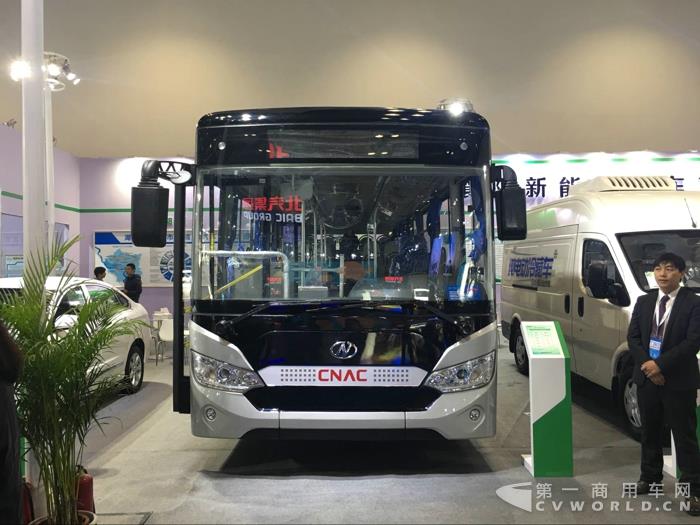 襄陽九洲帶來的純電動(dòng)公交車
