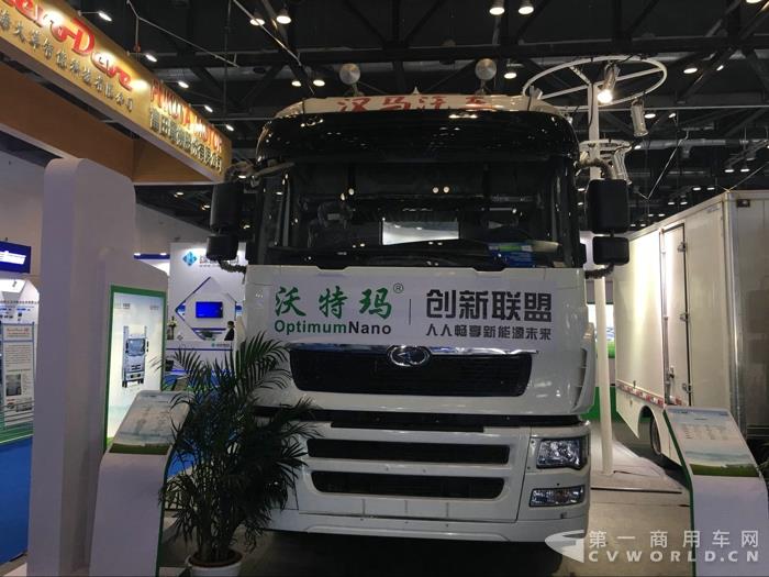 搭載沃特瑪動(dòng)力系統(tǒng)的華菱純電動(dòng)碼頭牽引車