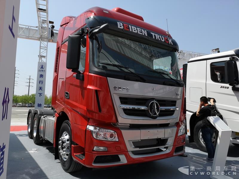 據(jù)了解，這款560馬力的V3ET牽引車，是北奔重汽針對大馬力市場打造的一款重卡產(chǎn)品，也是其首款達到560馬力的歐六車型。該車搭載濰柴13L發(fā)動機，最大扭矩達2550N.m；匹配法士特最新的S系列AMT自動變速箱及緩速器；前橋采用一片簧設(shè)計，后橋采用8氣囊空氣懸架。不過，該車暫未定價。