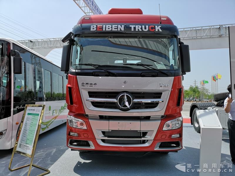 據(jù)了解，這款560馬力的V3ET牽引車，是北奔重汽針對大馬力市場打造的一款重卡產(chǎn)品，也是其首款達到560馬力的歐六車型。該車搭載濰柴13L發(fā)動機，最大扭矩達2550N.m；匹配法士特最新的S系列AMT自動變速箱及緩速器；前橋采用一片簧設(shè)計，后橋采用8氣囊空氣懸架。不過，該車暫未定價。