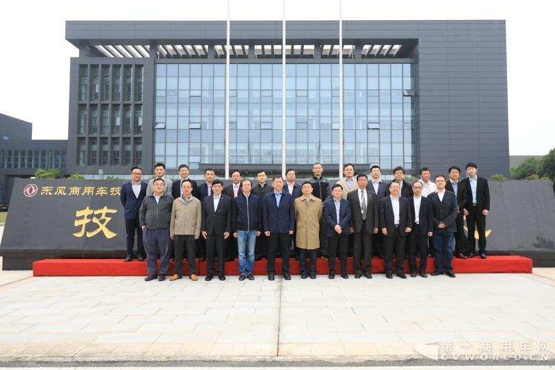 活動現(xiàn)場，進(jìn)行了兩輛智能網(wǎng)聯(lián)卡車的現(xiàn)場演示，并展示了東風(fēng)商用車節(jié)能卡車、串聯(lián)式混合動力物流車、中卡環(huán)衛(wèi)車純電（量產(chǎn)車型）、串聯(lián)式輕卡物流車、極限輕量化標(biāo)桿車，共7款新技術(shù)展車集體亮相，展示出東風(fēng)商用車在電動化、智能化、網(wǎng)聯(lián)化、共享化、輕量化方面的新技術(shù)成果，也充分展現(xiàn)出東風(fēng)商用車引領(lǐng)時(shí)代趨勢打造精品車型的魄力與雄心。
